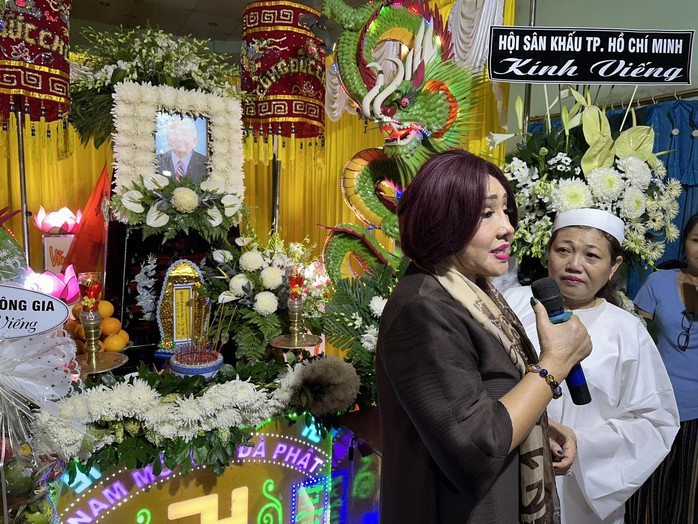 NSND Lệ Thủy nghẹn ngào tiễn biệt "Tư Ếch Văn Hường"- Ảnh 6. NSND Lệ Thủy nghẹn ngào tiễn biệt "Tư Ếch Văn Hường"- Ảnh 6.