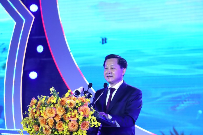Hàng ngàn người theo dõi sự kiện quan trọng ở Cà Mau- Ảnh 4. Hàng ngàn người theo dõi sự kiện quan trọng ở Cà Mau- Ảnh 4.