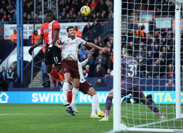 Ngược dòng đánh bại Luton Town, Man City hết lo bị ám ảnh kỷ lục buồn- Ảnh 3. Ngược dòng đánh bại Luton Town, Man City hết lo bị ám ảnh kỷ lục buồn- Ảnh 3.