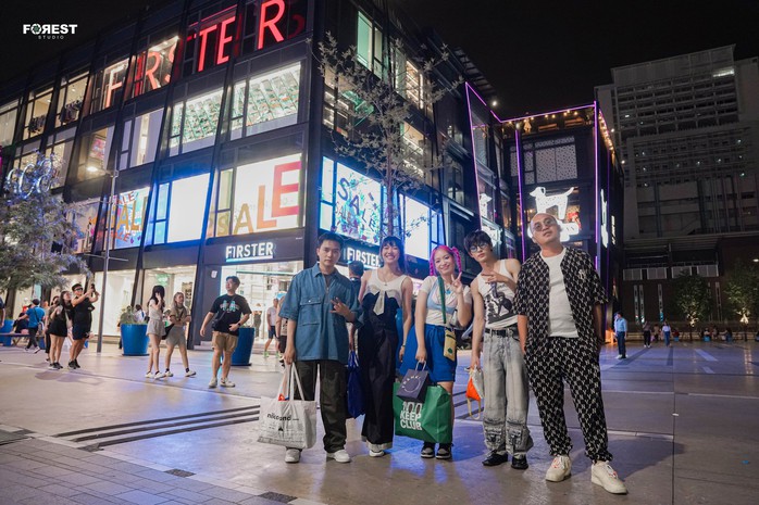 Không tiền, Diệu Nhi cầm đồ để shopping
- Ảnh 1. Không tiền, Diệu Nhi cầm đồ để shopping
- Ảnh 1.