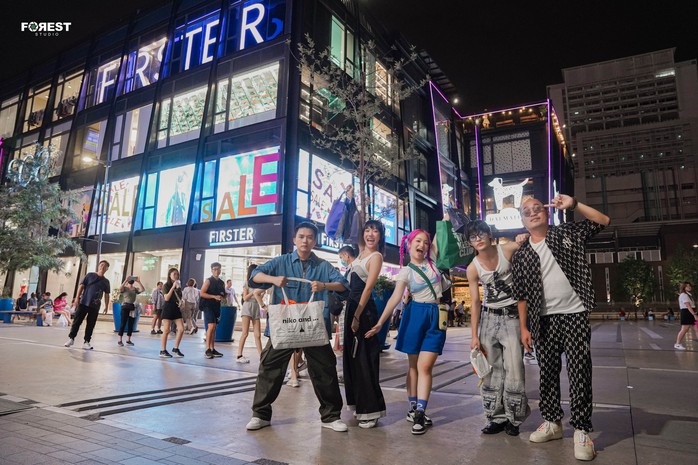 Không tiền, Diệu Nhi cầm đồ để shopping
- Ảnh 2. Không tiền, Diệu Nhi cầm đồ để shopping
- Ảnh 2.