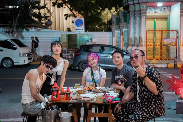 Không tiền, Diệu Nhi cầm đồ để shopping
- Ảnh 3. Không tiền, Diệu Nhi cầm đồ để shopping
- Ảnh 3.