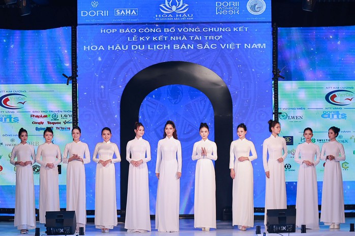 Vì sao một cuộc thi nhan sắc kéo dài đến 2 năm?
- Ảnh 1. Vì sao một cuộc thi nhan sắc kéo dài đến 2 năm?
- Ảnh 1.