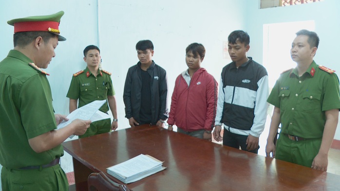 Tông vào xe buýt, 2 cha con đi xe máy tử vong- Ảnh 3. Tông vào xe buýt, 2 cha con đi xe máy tử vong- Ảnh 3.