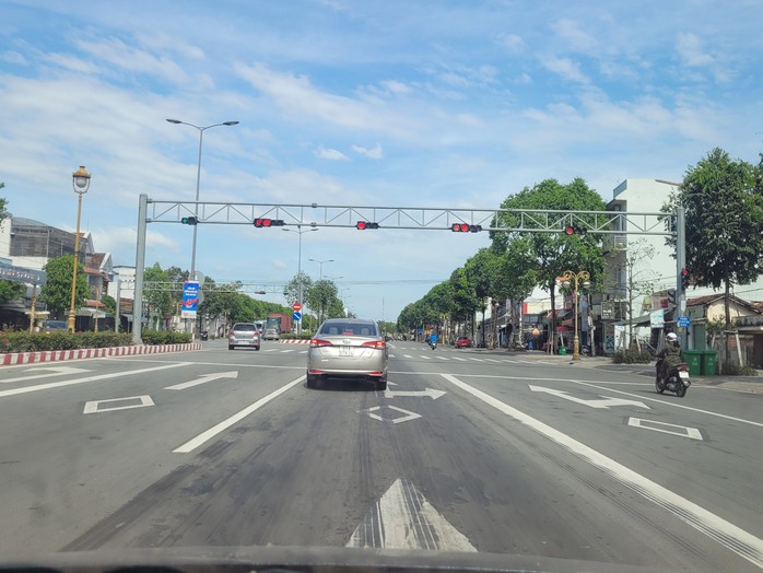 Lỗi tài xế thường mắc trên đường gắn camera phạt nguội ở Thủ Dầu Một- Ảnh 1. Lỗi tài xế thường mắc trên đường gắn camera phạt nguội ở Thủ Dầu Một- Ảnh 1.