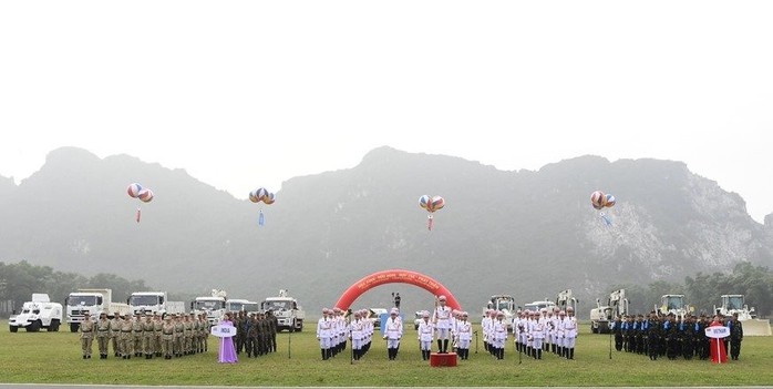 Hàng trăm quân nhân diễn tập song phương Việt Nam - Ấn Độ về gìn giữ hòa bình- Ảnh 1. Hàng trăm quân nhân diễn tập song phương Việt Nam - Ấn Độ về gìn giữ hòa bình- Ảnh 1.