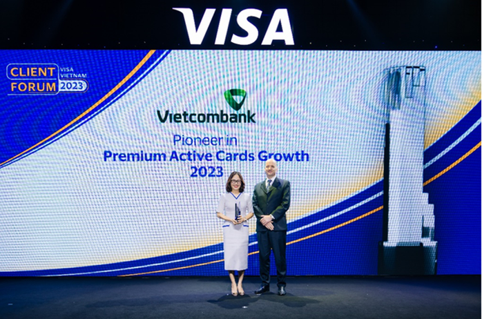 Bà Trần Thị Hạnh - Trưởng phòng Phát triển Sản phẩm Bán lẻ Vietcombank (bên trái) nhận giải thưởng Bà Trần Thị Hạnh - Trưởng phòng Phát triển Sản phẩm Bán lẻ Vietcombank (bên trái) nhận giải thưởng