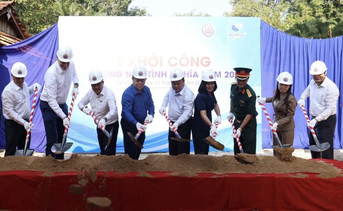 Trưởng Ban Tuyên giáo Trung ương trao quà cho hộ nghèo ở Tây Ninh- Ảnh 1. Trưởng Ban Tuyên giáo Trung ương trao quà cho hộ nghèo ở Tây Ninh- Ảnh 1.