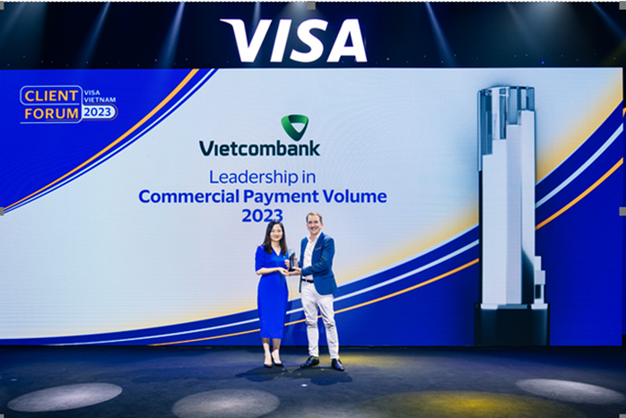 Bà Vũ Thị Hồng Nhung - Phó Trưởng phòng Chính sách Sản phẩm Bán buôn Vietcombank (bên trái) nhận giải thưởng Bà Vũ Thị Hồng Nhung - Phó Trưởng phòng Chính sách Sản phẩm Bán buôn Vietcombank (bên trái) nhận giải thưởng