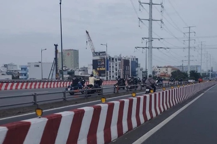 TÔI LÊN TIẾNG: Đoàn mô tô Harley "khoe mẽ" - xử ngay những "ông con trời"!- Ảnh 2. TÔI LÊN TIẾNG: Đoàn mô tô Harley "khoe mẽ" - xử ngay những "ông con trời"!- Ảnh 2.