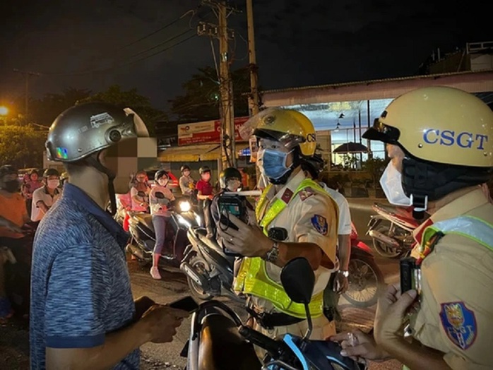 Đo nồng độ cồn: Sao không phân định 2 vùng xanh - đỏ?- Ảnh 1. Đo nồng độ cồn: Sao không phân định 2 vùng xanh - đỏ?- Ảnh 1.