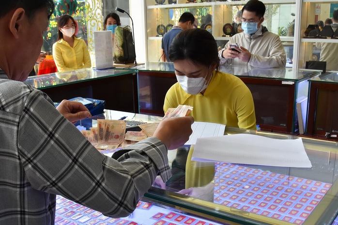 Giá vàng hôm nay 12-12: Tiếp tục lao xuống- Ảnh 1. Giá vàng hôm nay 12-12: Tiếp tục lao xuống- Ảnh 1.