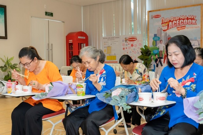 Người tiêu dùng thưởng thức sản phẩm khi đến tham quan nhà máy Người tiêu dùng thưởng thức sản phẩm khi đến tham quan nhà máy
