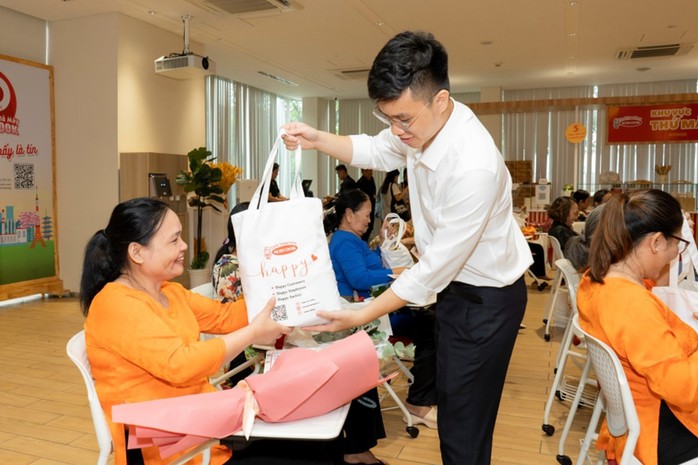 Người tiêu dùng được tặng quà khi đến tham quan nhà máy Người tiêu dùng được tặng quà khi đến tham quan nhà máy