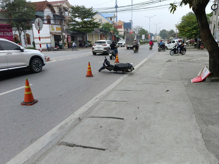 Nam thanh niên lao thẳng xe máy vào người thiếu tá công an- Ảnh 1.