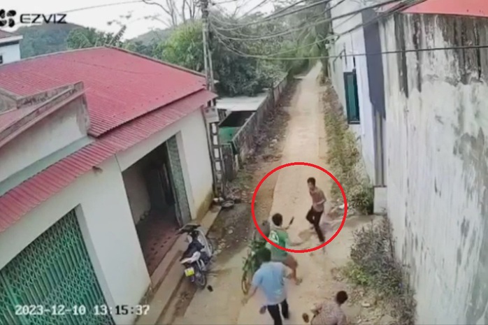 Bị đâm trọng thương khi cầm dao tới nhà hàng xóm giải quyết mâu thuẫn- Ảnh 1. Bị đâm trọng thương khi cầm dao tới nhà hàng xóm giải quyết mâu thuẫn- Ảnh 1.