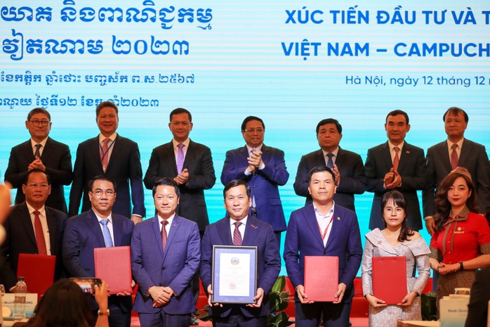 Thủ tướng Phạm Minh Chính và Thủ tướng Hun Manet chứng kiến lễ trao giấy chứng nhận đầu tư, các biên bản thỏa thuận hợp tác, biên bản ghi nhớ tại diễn đàn ngày 12-12 Ảnh: Minh Châu Thủ tướng Phạm Minh Chính và Thủ tướng Hun Manet chứng kiến lễ trao giấy chứng nhận đầu tư, các biên bản thỏa thuận hợp tác, biên bản ghi nhớ tại diễn đàn ngày 12-12 Ảnh: Minh Châu
