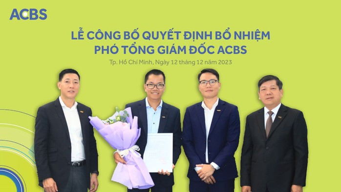 Từ trái qua phải, các ông Nguyễn Đức Hoàn (Tổng Giám đốc), ông Huỳnh Duy Sang (thành viên Hội đồng thành viên), Đỗ Minh Toàn (Chủ tịch Hội đồng thành viên) chúc mừng ông Lê Hoàng Tân (Phó Tổng Giám đốc - người ôm hoa) Từ trái qua phải, các ông Nguyễn Đức Hoàn (Tổng Giám đốc), ông Huỳnh Duy Sang (thành viên Hội đồng thành viên), Đỗ Minh Toàn (Chủ tịch Hội đồng thành viên) chúc mừng ông Lê Hoàng Tân (Phó Tổng Giám đốc - người ôm hoa)