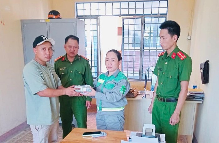 Nhặt được gần 100 triệu, nữ lao công trả lại người mất- Ảnh 1. Nhặt được gần 100 triệu, nữ lao công trả lại người mất- Ảnh 1.