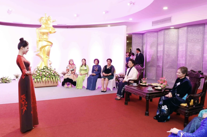 Phu nhân Tổng Bí thư, Chủ tịch Trung Quốc Tập Cận Bình thăm Bảo tàng Phụ nữ- Ảnh 4. Phu nhân Tổng Bí thư, Chủ tịch Trung Quốc Tập Cận Bình thăm Bảo tàng Phụ nữ- Ảnh 4.