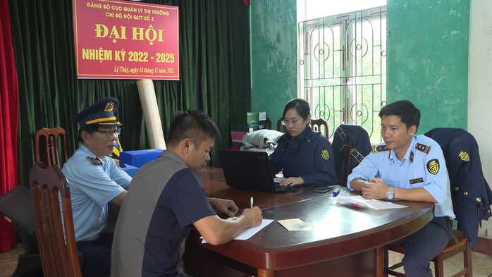 Quản lý thị trường Quảng Bình mạnh tay xử lý hàng giả dịp cuối năm- Ảnh 2. Quản lý thị trường Quảng Bình mạnh tay xử lý hàng giả dịp cuối năm- Ảnh 2.