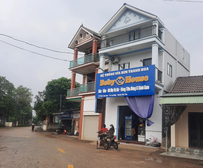 Vụ "phù phép" ki-ốt kinh doanh thành nhà tầng kiên cố: Chính quyền xã thừa nhận bất lực- Ảnh 1. Vụ "phù phép" ki-ốt kinh doanh thành nhà tầng kiên cố: Chính quyền xã thừa nhận bất lực- Ảnh 1.