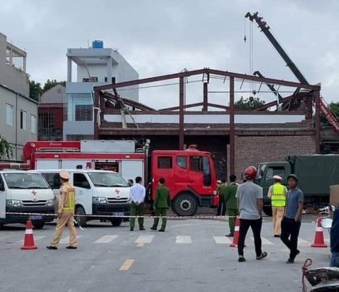 Sập mái nhà đang thi công ở Thái Bình, 8 người thương vong- Ảnh 1. Sập mái nhà đang tỷ lệ kèo nhà cái công ở Thái Bình, 8 người thương vong- Ảnh 1.
