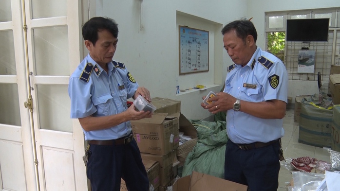 Quản lý thị trường Quảng Bình mạnh tay xử lý hàng giả dịp cuối năm- Ảnh 1. Quản lý thị trường Quảng Bình mạnh tay xử lý hàng giả dịp cuối năm- Ảnh 1.