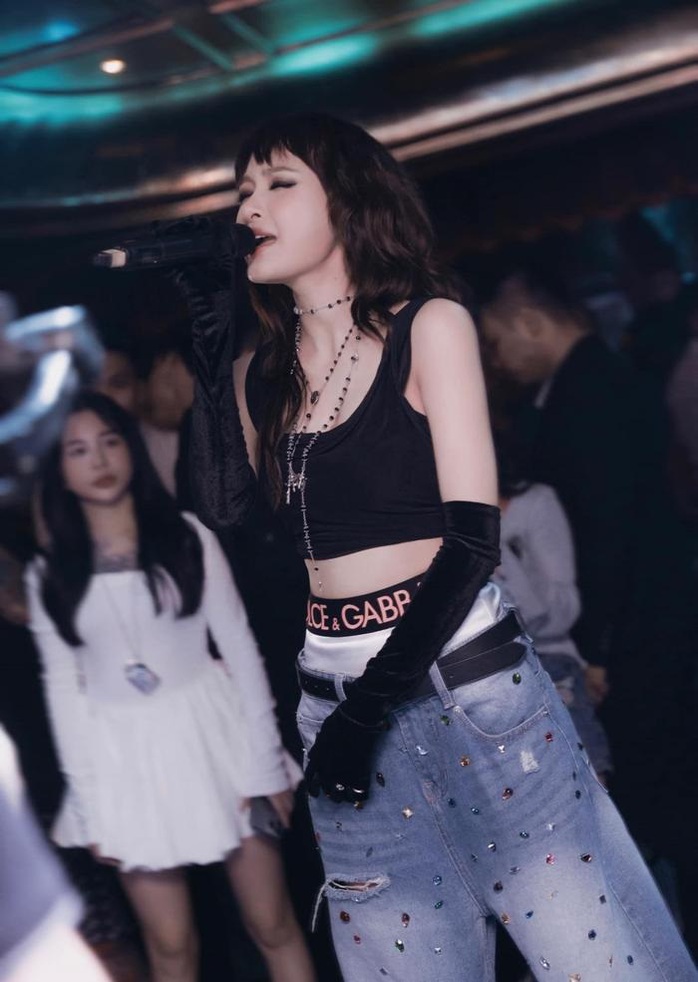 Ngồi cạnh Hiền Hồ, người nổi tiếng lập tức bị "truy sát"
- Ảnh 3. Ngồi cạnh Hiền Hồ, người nổi tiếng lập tức bị "truy sát"
- Ảnh 3.