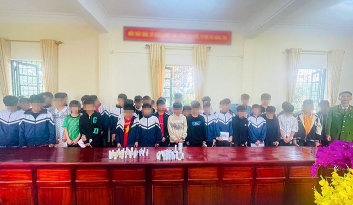 Phát hiện hàng chục học sinh THCS đặt mua tiền chất về chế tạo pháo nổ- Ảnh 1. Phát hiện hàng chục học sinh THCS đặt mua tiền chất về chế tạo pháo nổ- Ảnh 1.