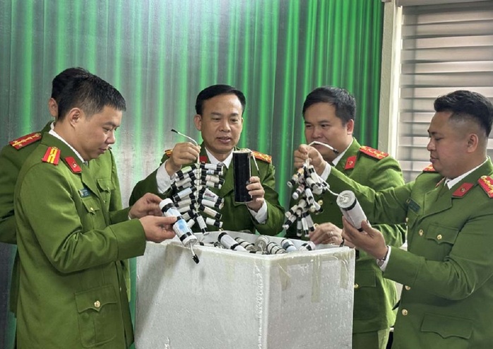 Phá đường dây nhập lậu hơn 5 tấn pháo nổ- Ảnh 2. Phá đường dây nhập lậu hơn 5 tấn pháo nổ- Ảnh 2.