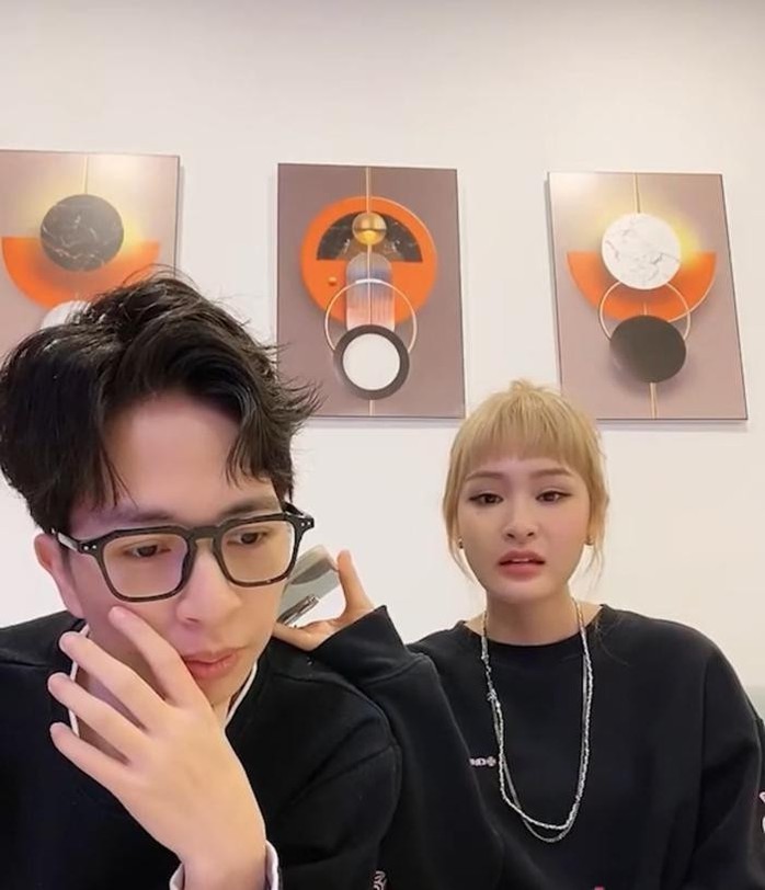 Ngồi cạnh Hiền Hồ, người nổi tiếng lập tức bị "truy sát"
- Ảnh 1. Ngồi cạnh Hiền Hồ, người nổi tiếng lập tức bị "truy sát"
- Ảnh 1.