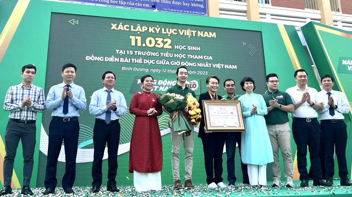 Học sinh ở Bình Dương vừa xác lập một kỷ lục- Ảnh 2. Học sinh ở Bình Dương vừa xác lập một kỷ lục- Ảnh 2.
