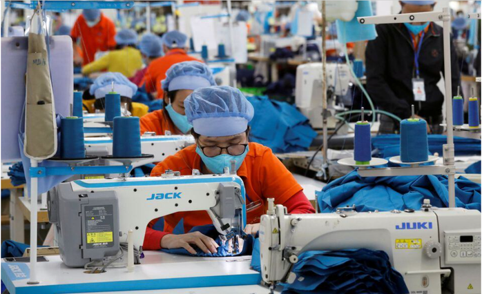 Công nhân tại xí nghiệp may xuất khẩu thuộc tỉnh Hưng Yên. Ảnh: REUTERS Công nhân tại xí nghiệp may xuất khẩu thuộc tỉnh Hưng Yên. Ảnh: REUTERS