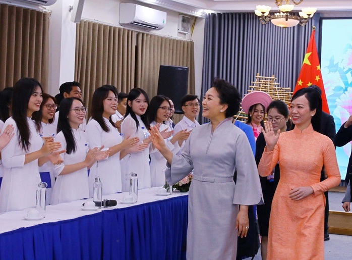 Bà Phan Thị Thanh Tâm (phải), phu nhân Chủ tịch nước Võ Văn Thưởng và bà Bành Lệ Viên - phu nhân Tổng Bí thư, Chủ tịch nước Trung Quốc Tập Cận Bình - giao lưu với sinh viên Đại học Quốc gia Hà Nội Ảnh: TTXVN Bà Phan Thị Thanh Tâm (phải), phu nhân Chủ tịch nước Võ Văn Thưởng và bà Bành Lệ Viên - phu nhân Tổng Bí thư, Chủ tịch nước Trung Quốc Tập Cận Bình - giao lưu với sinh viên Đại học Quốc gia Hà Nội Ảnh: TTXVN