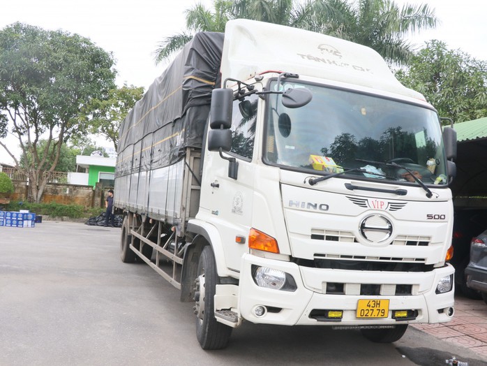 Phát hiện 1.630 chai rượu ngoại không rõ nguồn gốc trên xe tải- Ảnh 3. Phát hiện 1.630 chai rượu ngoại không rõ nguồn gốc trên xe tải- Ảnh 3.