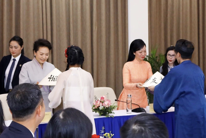 Phu nhân Chủ tịch nước và Phu nhân Tổng Bí thư, Chủ tịch Trung Quốc giao lưu sinh viên Đại học Quốc gia- Ảnh 6. Phu nhân Chủ tịch nước và Phu nhân Tổng Bí thư, Chủ tịch Trung Quốc giao lưu sinh viên Đại học Quốc gia- Ảnh 6.