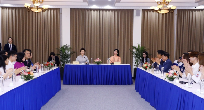Phu nhân Chủ tịch nước và Phu nhân Tổng Bí thư, Chủ tịch Trung Quốc giao lưu sinh viên Đại học Quốc gia- Ảnh 4. Phu nhân Chủ tịch nước và Phu nhân Tổng Bí thư, Chủ tịch Trung Quốc giao lưu sinh viên Đại học Quốc gia- Ảnh 4.