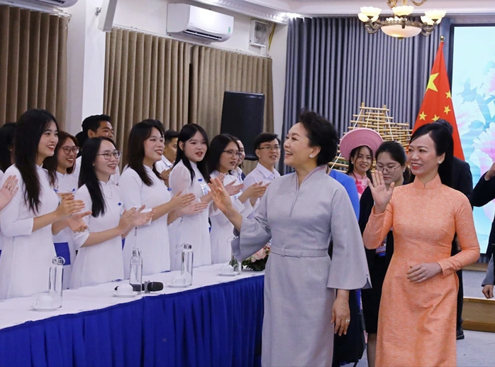 Phu nhân Chủ tịch nước và Phu nhân Tổng Bí thư, Chủ tịch Trung Quốc giao lưu sinh viên Đại học Quốc gia- Ảnh 1. Phu nhân Chủ tịch nước và Phu nhân Tổng Bí thư, Chủ tịch Trung Quốc giao lưu sinh viên Đại học Quốc gia- Ảnh 1.