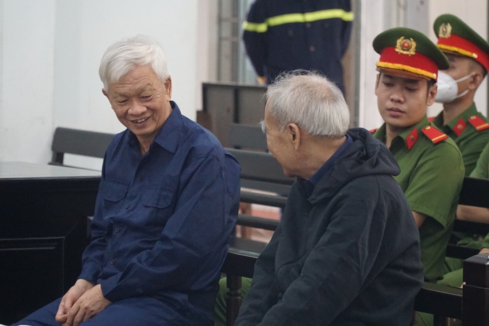 Cựu Chủ tịch UBND Khánh Hòa nói lời sau cùng tại tòa: Cảm thấy thanh thản trong trại giam- Ảnh 3. Cựu Chủ tịch UBND Khánh Hòa nói lời sau cùng tại tòa: Cảm thấy thanh thản trong trại giam- Ảnh 3.