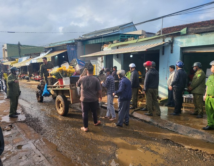 Ra quân xử lý vụ chợ hàng chục tỉ bỏ hoang, tiểu thương kêu cứu- Ảnh 2. Ra quân xử lý vụ chợ hàng chục tỉ bỏ hoang, tiểu thương kêu cứu- Ảnh 2.