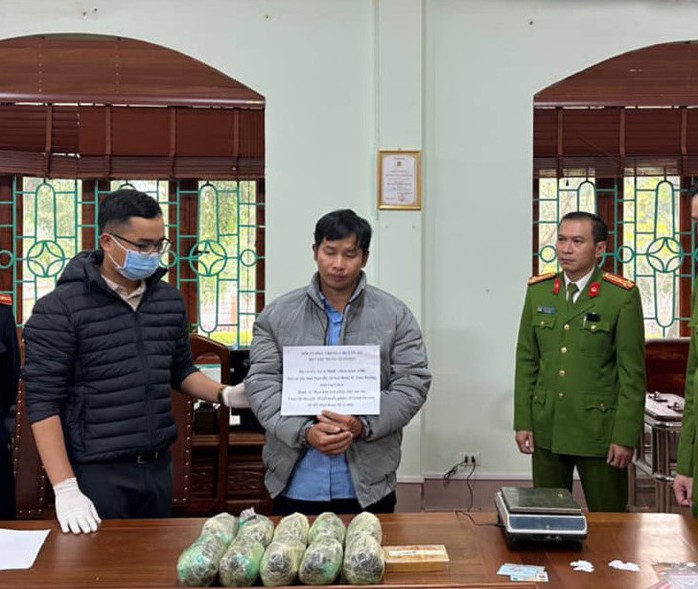 Bắt nam cán bộ xách 1 bánh heroin, 10 kg thuốc phiện- Ảnh 1. Bắt nam cán bộ xách 1 bánh heroin, 10 kg thuốc phiện- Ảnh 1.