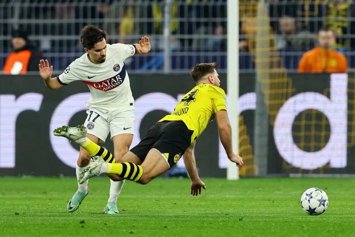 Rượt đuổi tỉ số nghẹt thở, PSG suýt làm khán giả Champions League- Ảnh 1. Rượt đuổi tỉ số nghẹt thở, PSG suýt làm khán giả Champions League- Ảnh 1.