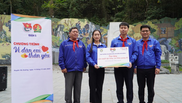 Tập trắng, khăn quàng đỏ và cờ Tổ quốc đến với huyện Hà Quảng- Ảnh 1. Tập trắng, khăn quàng đỏ và cờ Tổ quốc đến với huyện Hà Quảng- Ảnh 1.