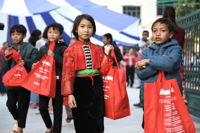 Mang áo ấm và tấm lòng đến với học sinh vùng biên giới Điện Biên- Ảnh 2. Mang áo ấm và tấm lòng đến với học sinh vùng biên giới Điện Biên- Ảnh 2.