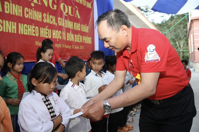 Mang áo ấm và tấm lòng đến với học sinh vùng biên giới Điện Biên- Ảnh 4. Mang áo ấm và tấm lòng đến với học sinh vùng biên giới Điện Biên- Ảnh 4.