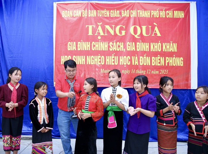 Mang áo ấm và tấm lòng đến với học sinh vùng biên giới Điện Biên- Ảnh 6. Mang áo ấm và tấm lòng đến với học sinh vùng biên giới Điện Biên- Ảnh 6.