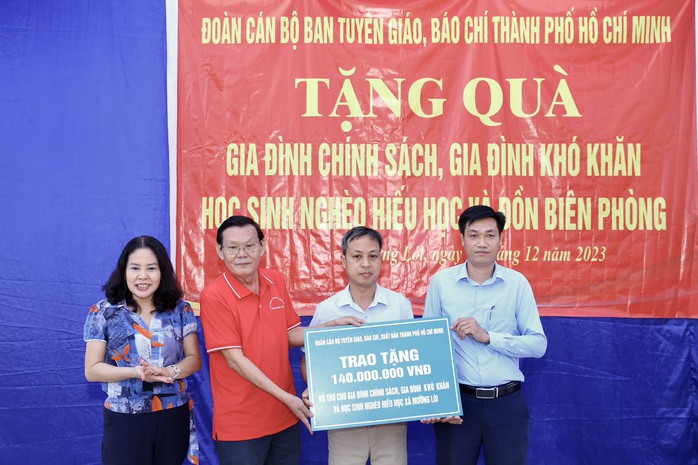 Mang áo ấm và tấm lòng đến với học sinh vùng biên giới Điện Biên- Ảnh 1. Mang áo ấm và tấm lòng đến với học sinh vùng biên giới Điện Biên- Ảnh 1.