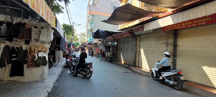 Nhiều ki-ốt ở chợ Ninh Hiệp đóng cửa, sang nhượng dù đang mùa kinh doanh hàng Tết