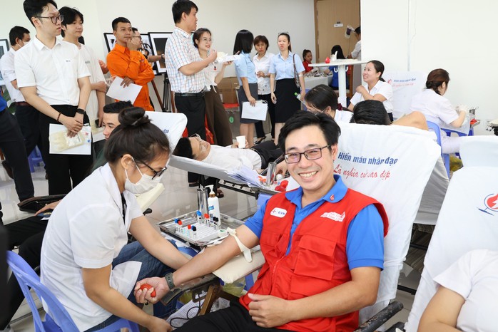 Hơn 2.300 CBCNV EVNCPC tham gia hiến máu tại chương trình Tuần lễ hồng EVN- Ảnh 3. Hơn 2.300 CBCNV EVNCPC tham gia hiến máu tại chương trình Tuần lễ hồng EVN- Ảnh 3.